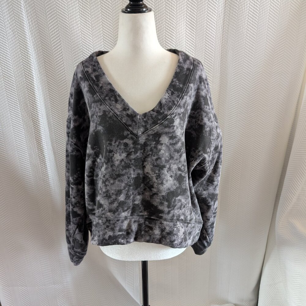 Fabletics Cozy Fleece V-Neck Sweatshirt Obsidian Tie Dye Size Medium Athleisure